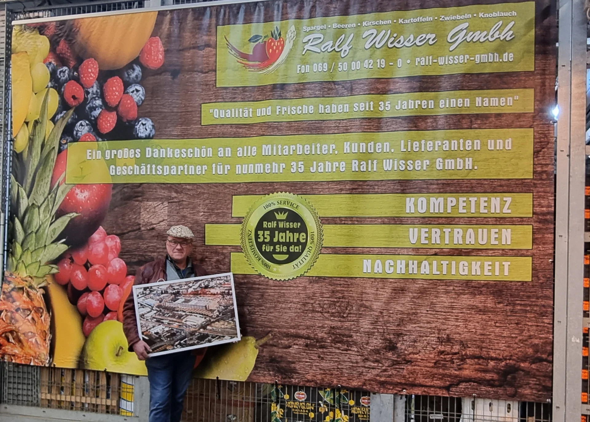 Ralf Wisser vor dem 35-Jahre-Banner am Stand im Frischezentrum Frankfurt